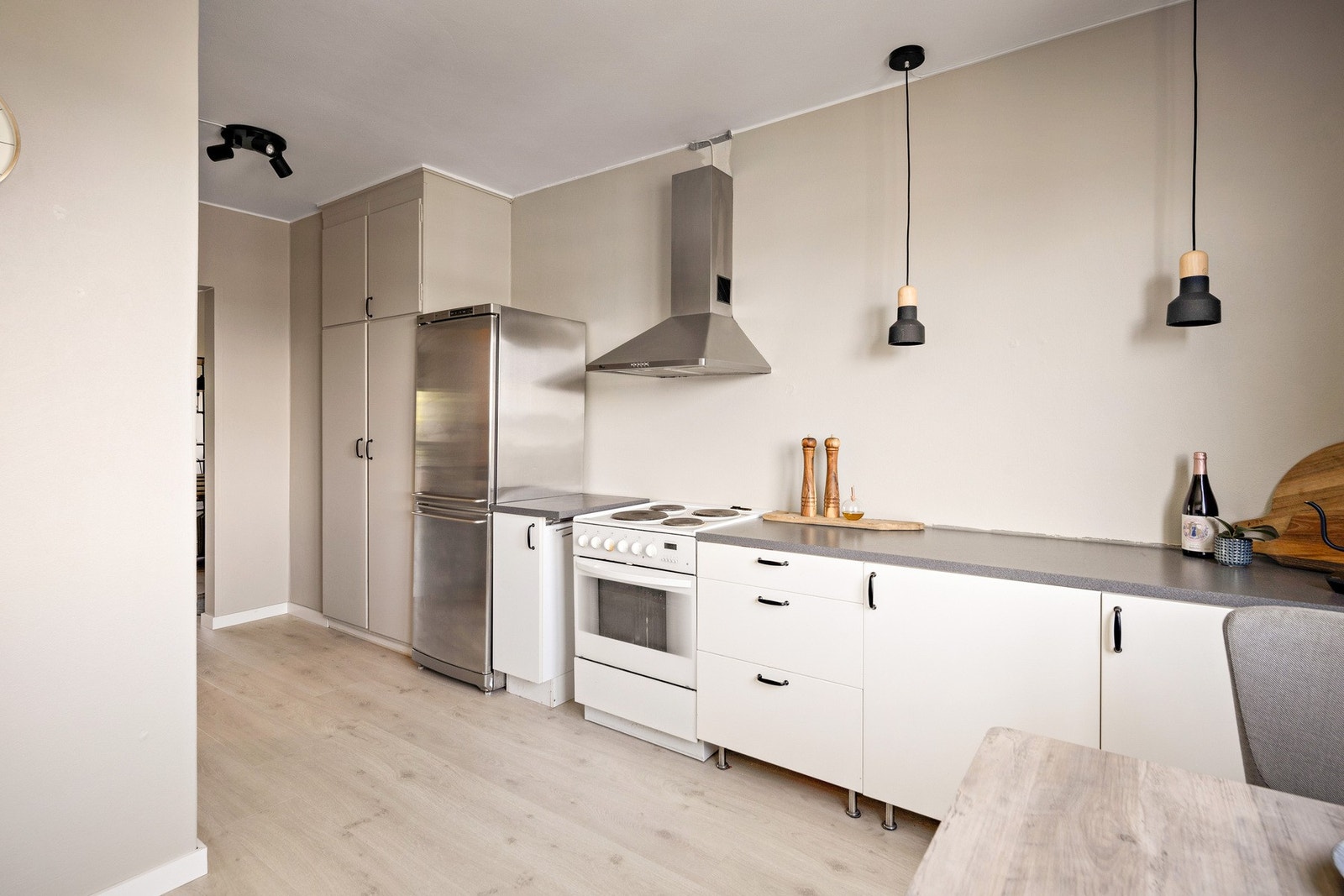 Hvitevarer på kjøkken medfølger i salget. Galleribilde