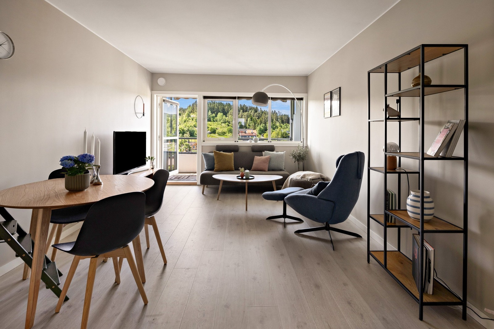 Romslig stue med plass til både sofakrok og spisebord. Galleribilde