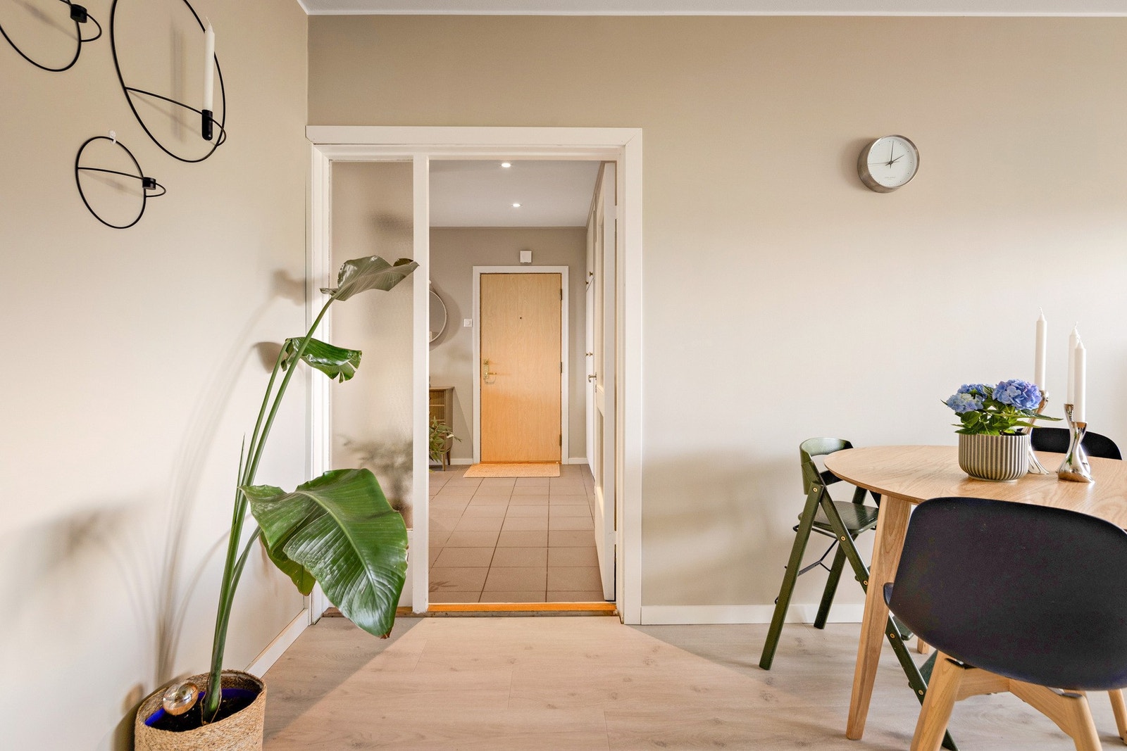 Plass til spisegruppe på stua. Galleribilde