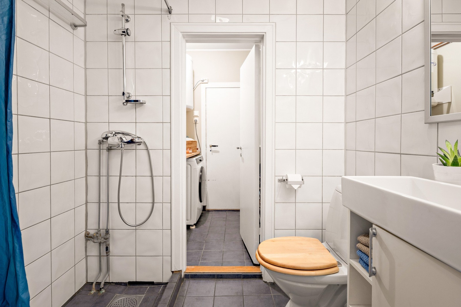 Fra badet har man inngang til et praktisk vaskerom. Galleribilde