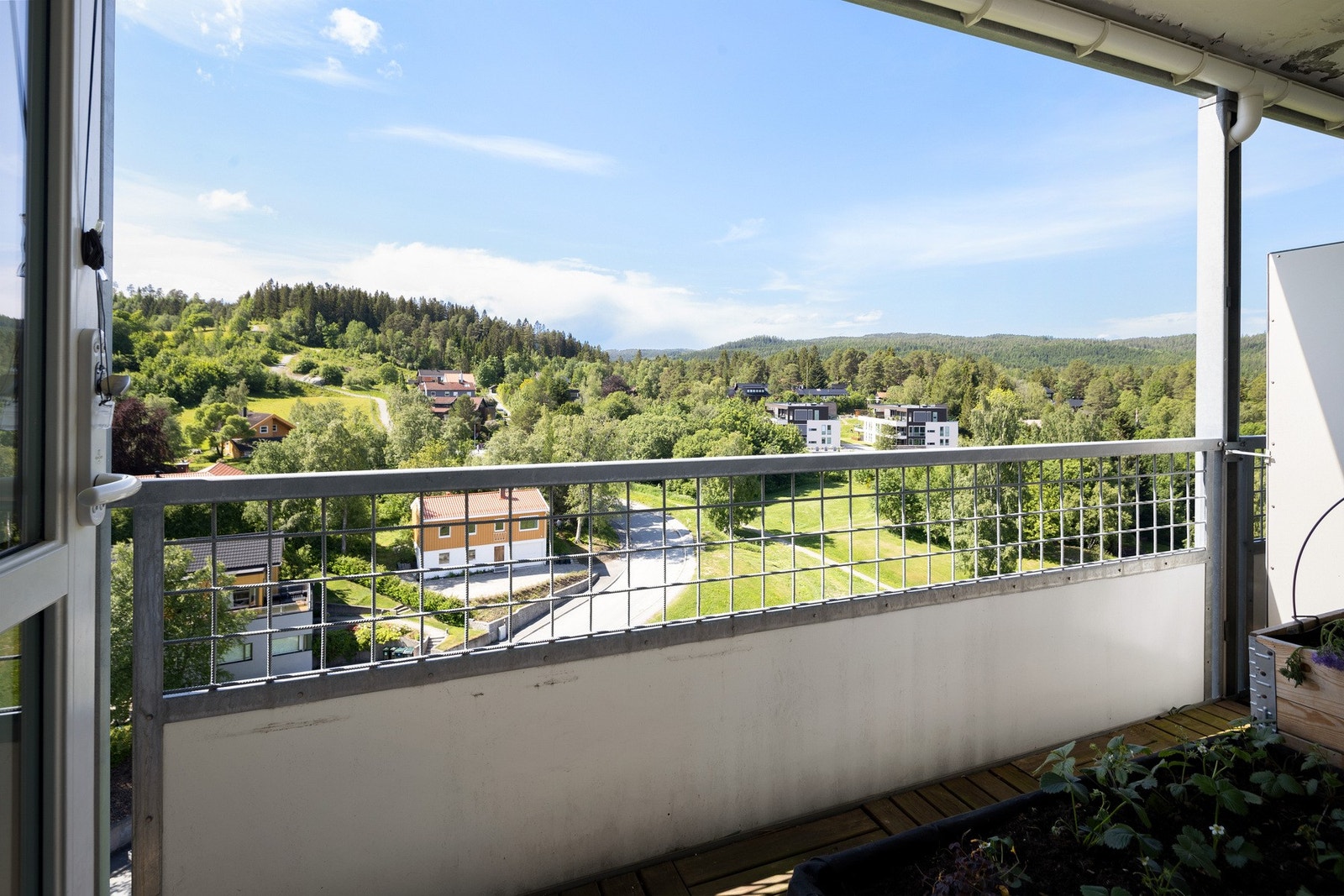 Fra leiligheten har du umiddelbar nærhet til Bymarka med sine turmuligheter både sommer og vinter. Galleribilde