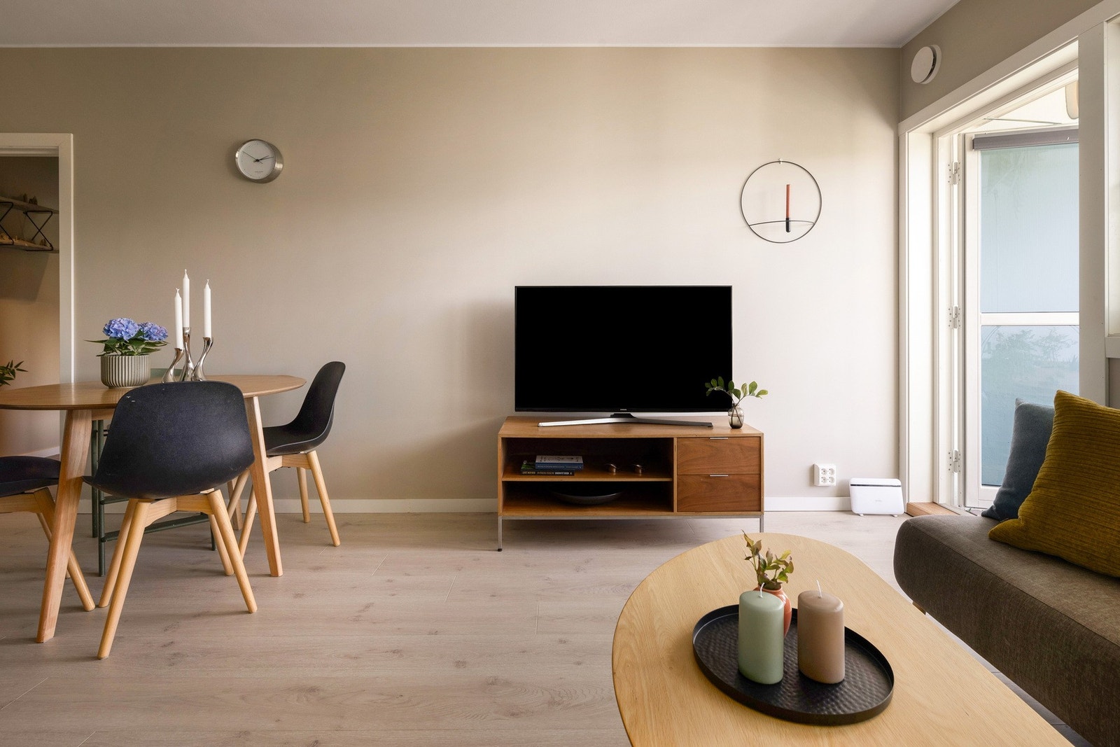 God plass til både sofakrok og spisegruppe på stua. Galleribilde