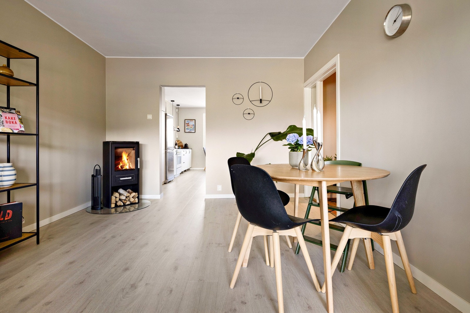 Vedfyring sørger for en lun og behagelig varme. Galleribilde