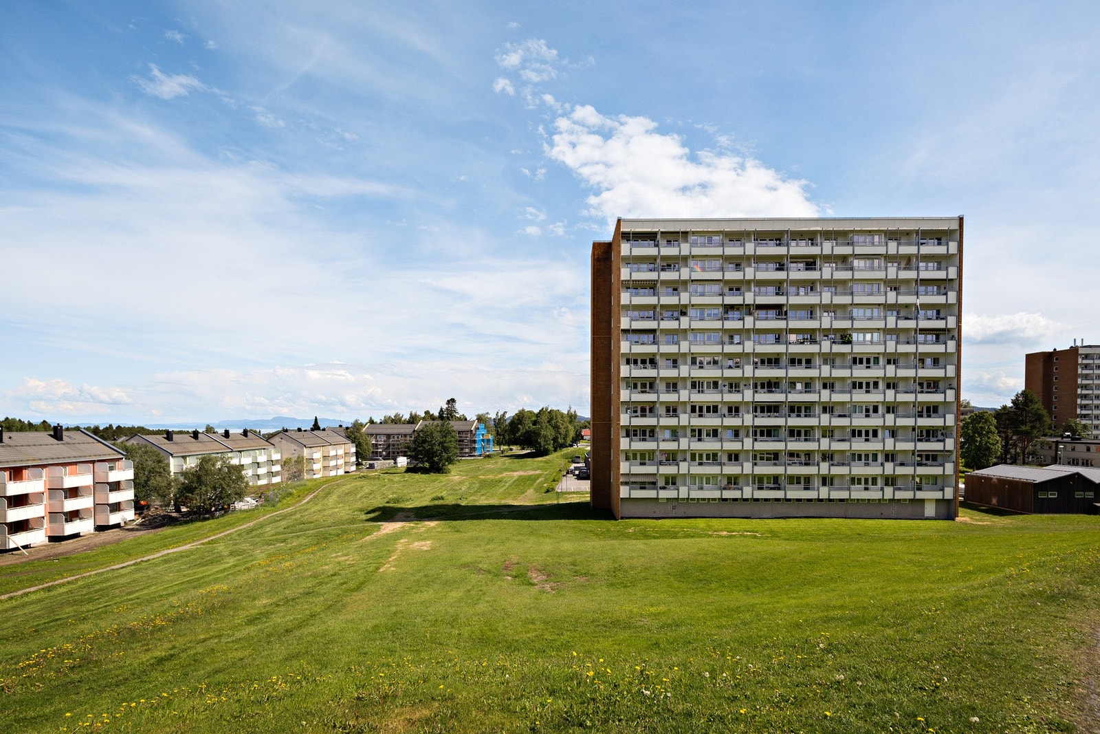 Fra eiendommen har du kort vei til dagligvarebutikk, barnehage, skole og busstopp. Galleribilde