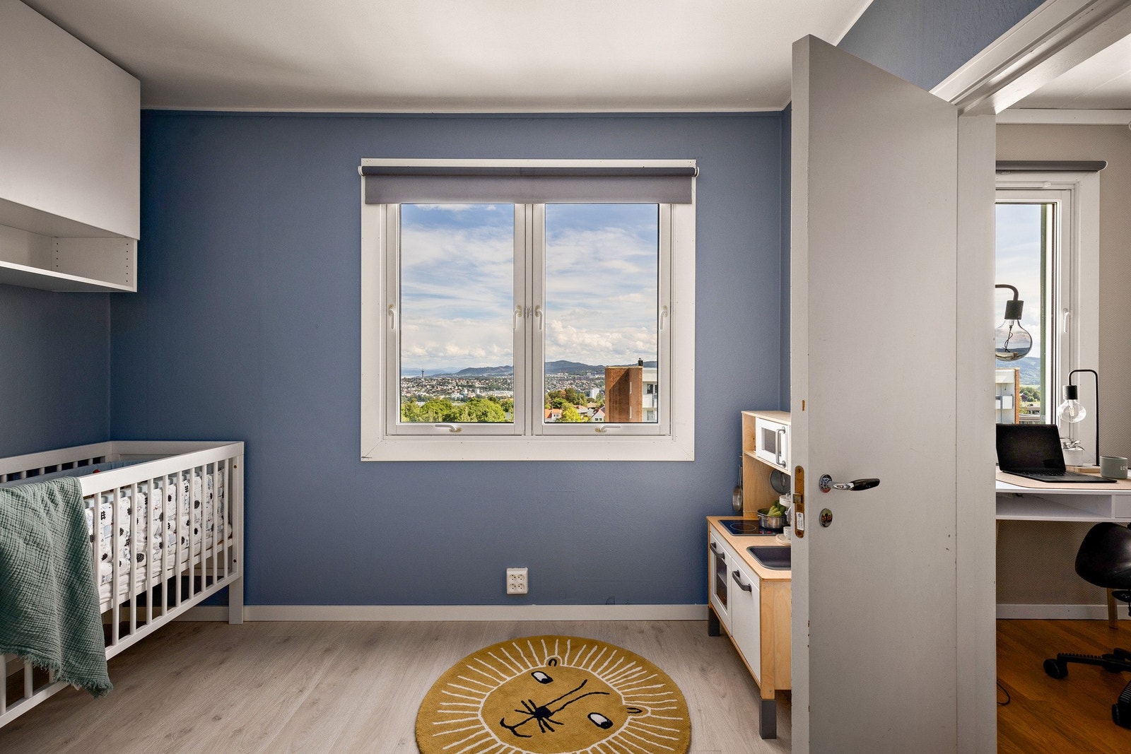 Fra soverommet har man inngang til et praktisk kontor eller walk-in closet. Galleribilde