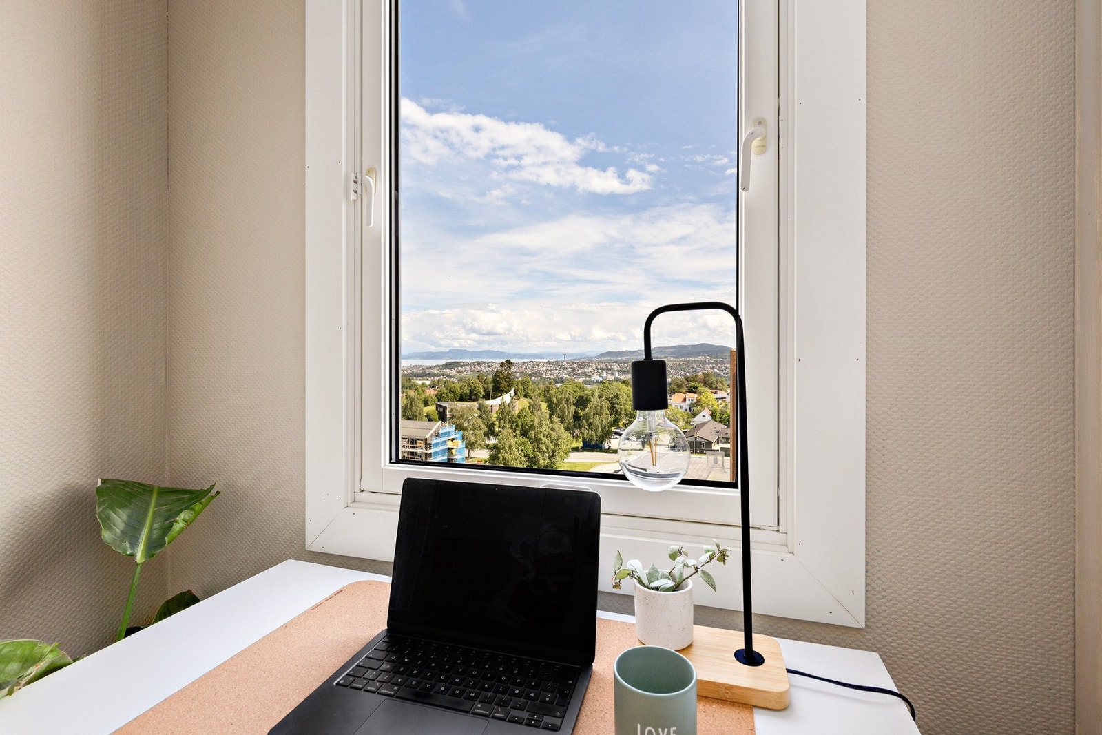 Kontorplass med nydelig utsikt. Galleribilde