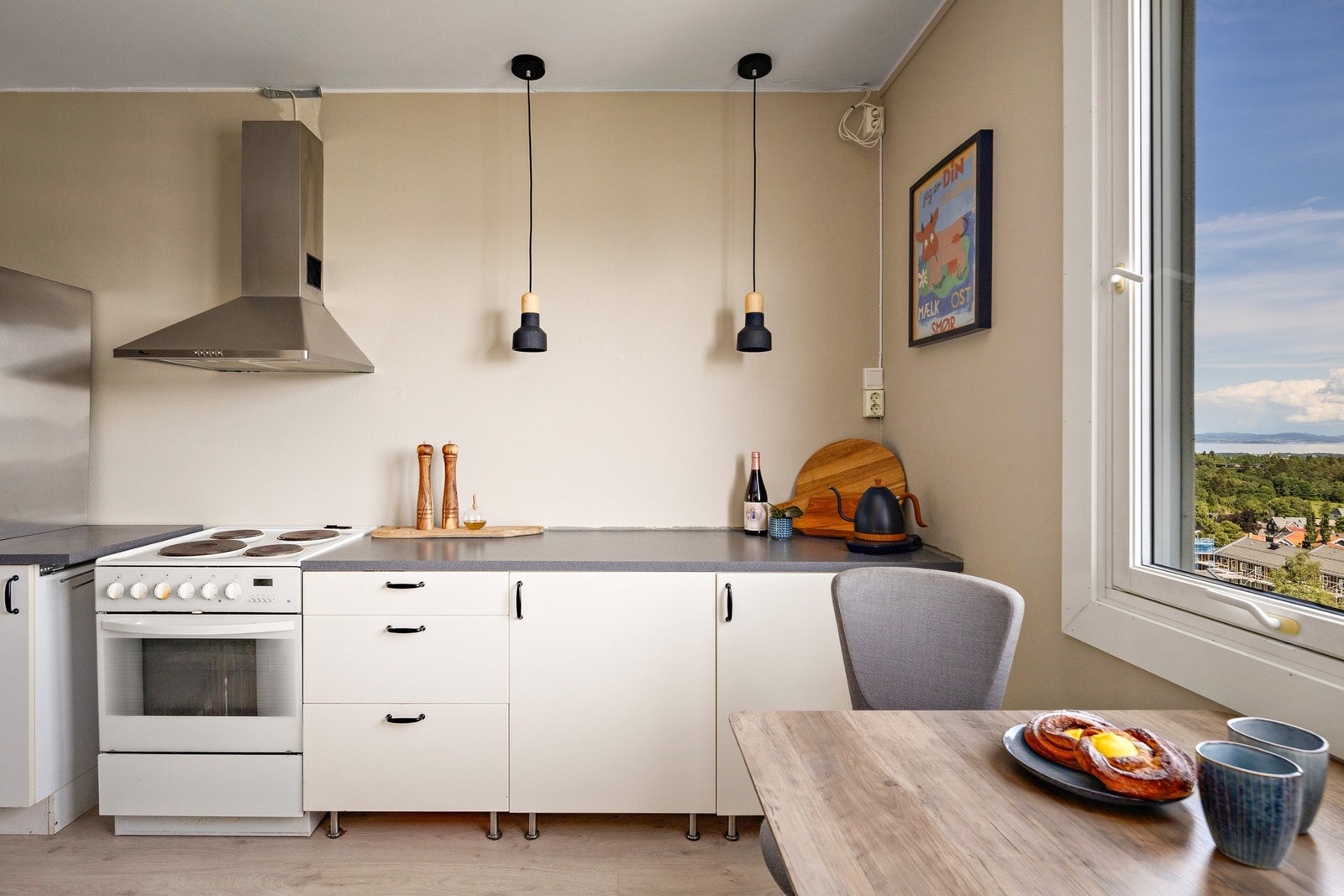 Pent kjøkken med god skap- og benkeplass. Galleribilde