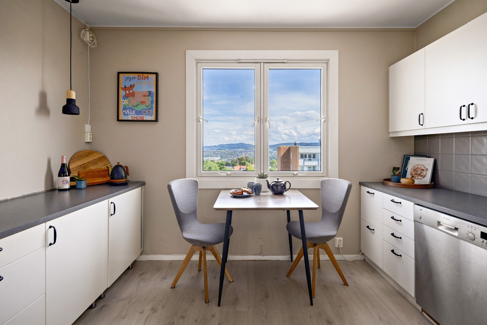 Plass til spisegruppe på kjøkkenet. Galleribilde