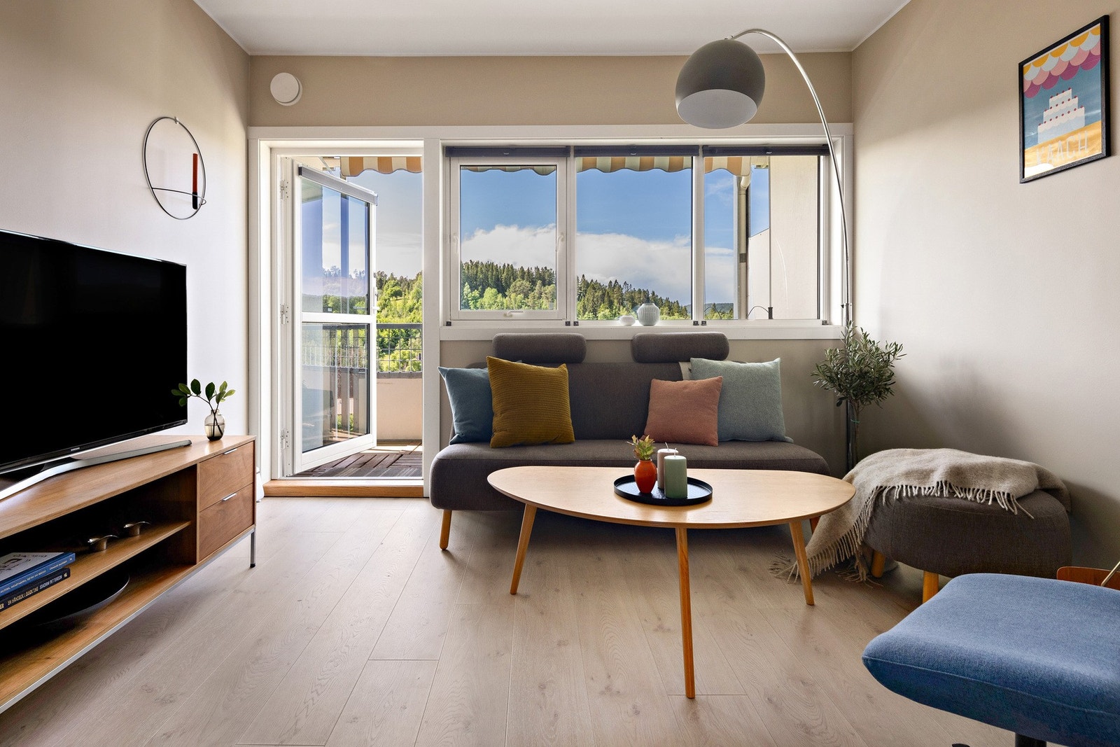 Store vindusflater sørger for rikelig med naturlig lysinslipp. Galleribilde