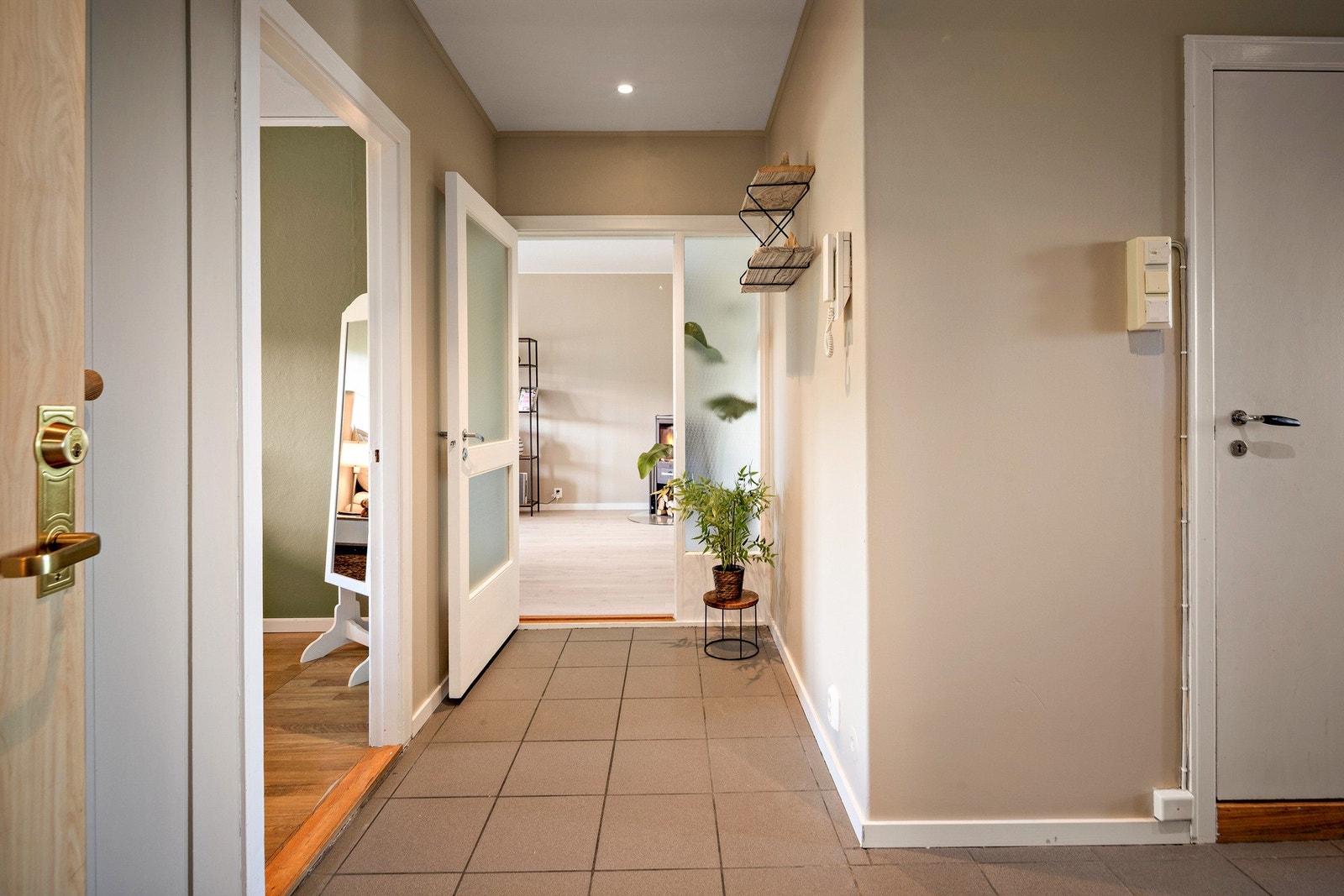 Romslig entré med plass til å henge fra seg. Galleribilde