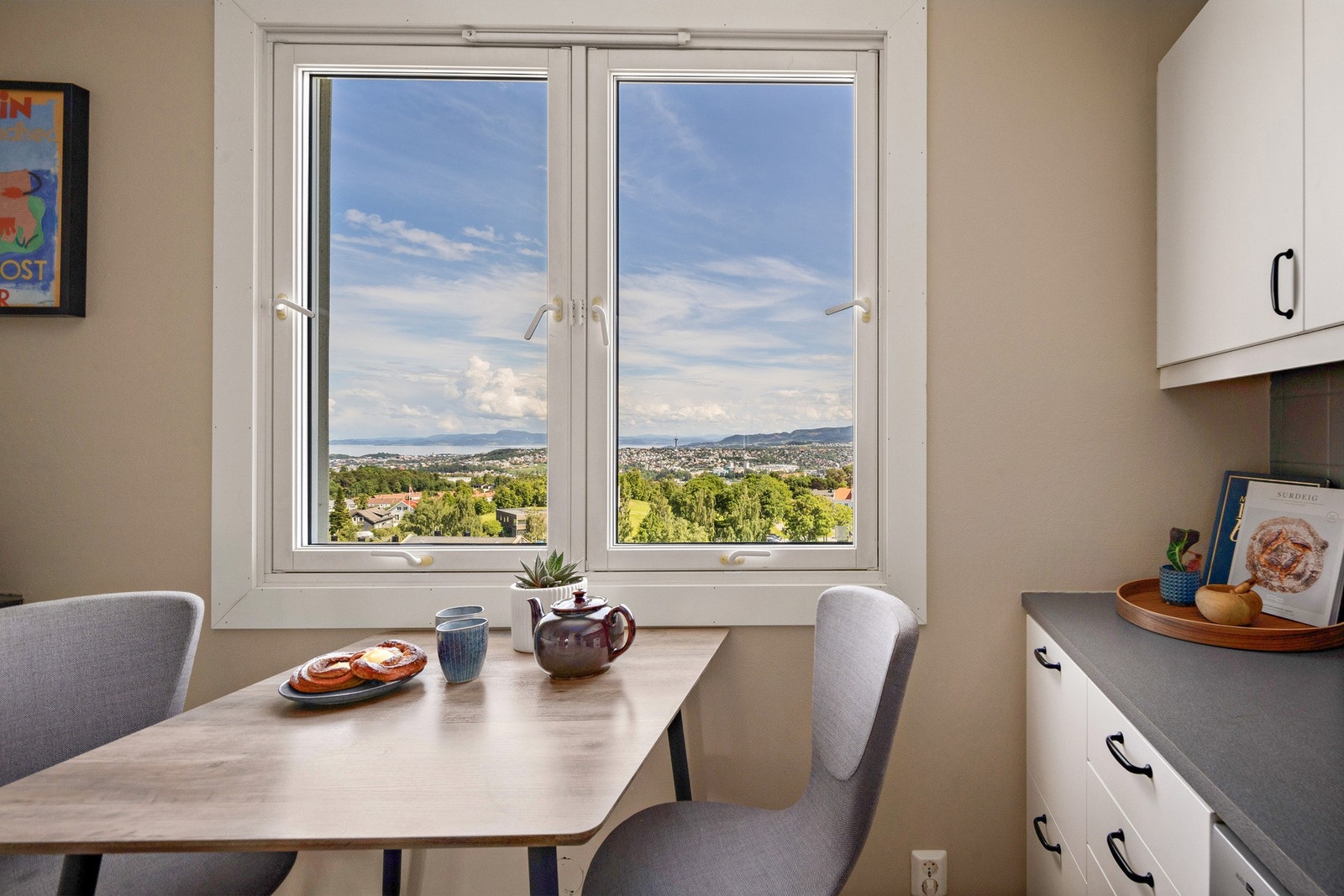 Velkommen til Tampereveien 4A! En stor og pen 3-roms leilighet med attraktiv beliggenhet i 10. etasje i et rolig og populært boområde. Galleribilde