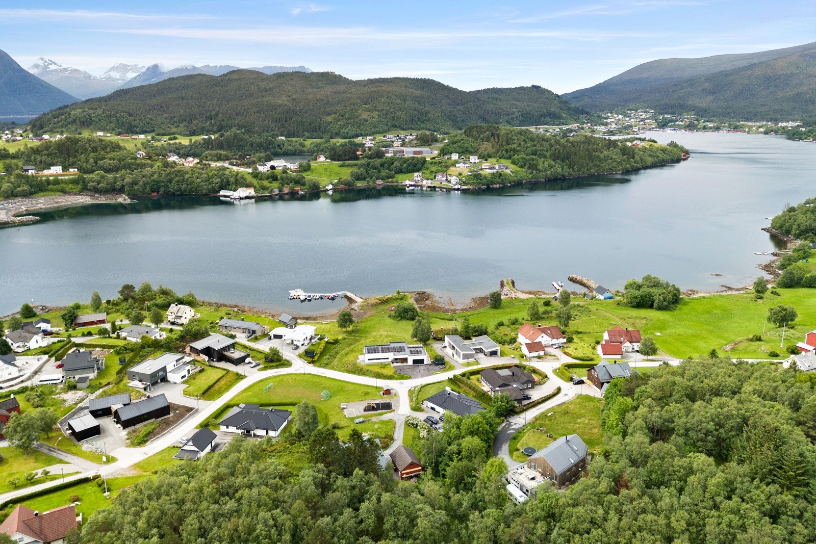 Tomten har en landlig beliggenhet med fin natur og nydelig utsikt. Galleribilde