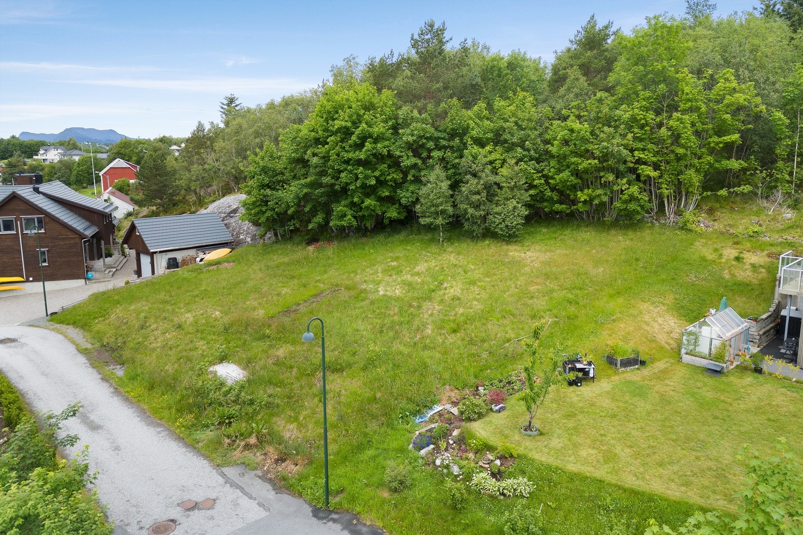 Proaktiv Eiendomsmegling v/ Jon Kristian Valderhaug Røsok har gleden av å presentere denne flotte boligtomten på Hankane. Galleribilde