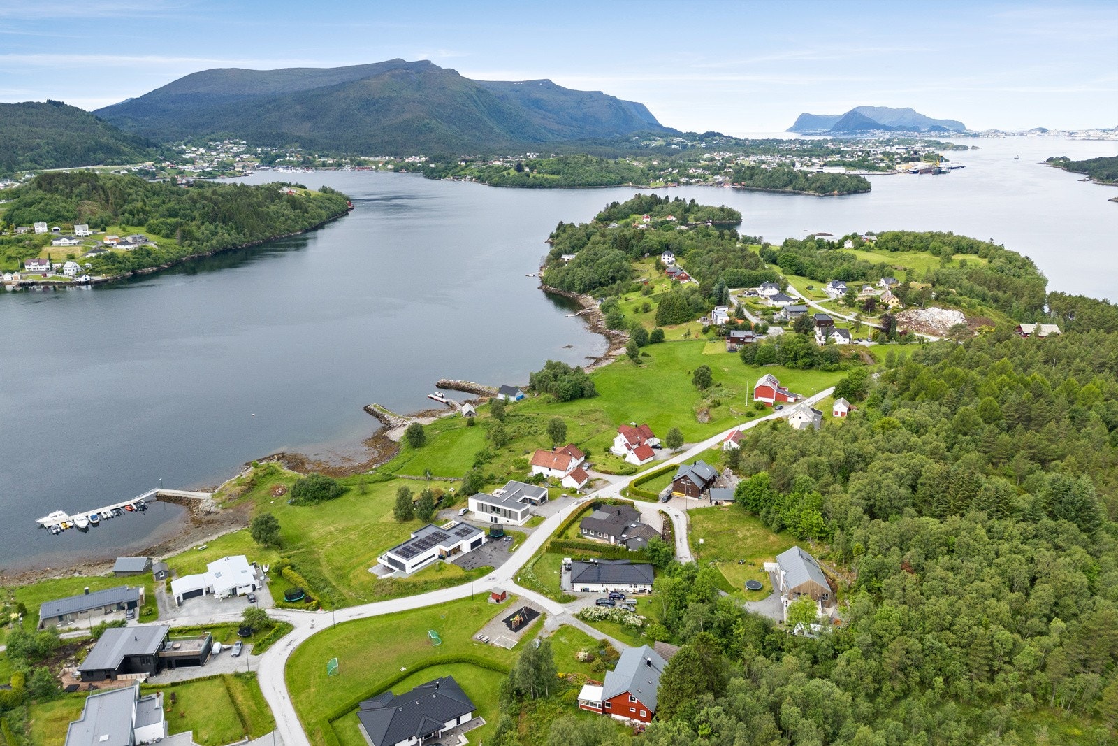 Det er forholdsvis kort vei til barneskole på Blindheim, og derfra er det relativt enkelt å komme seg til ungdoms- og videregående skole. Galleribilde