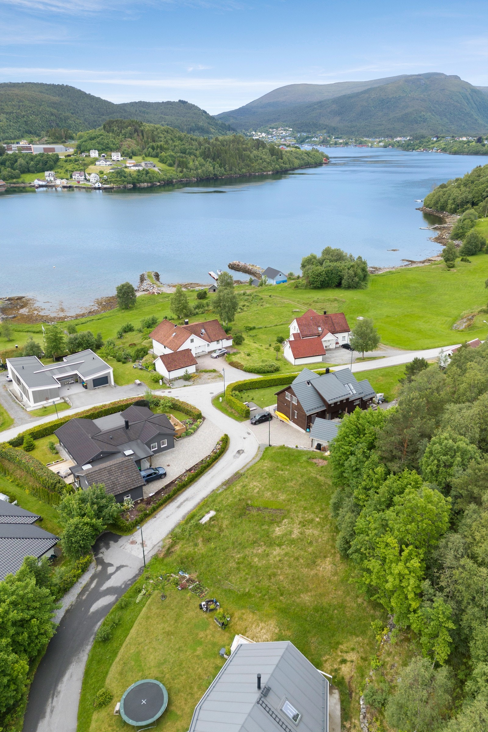 Ihht reguleringsplanen er største gesimshøyde 4,5 m og største mønehøyde satt til 7,5 m. Galleribilde