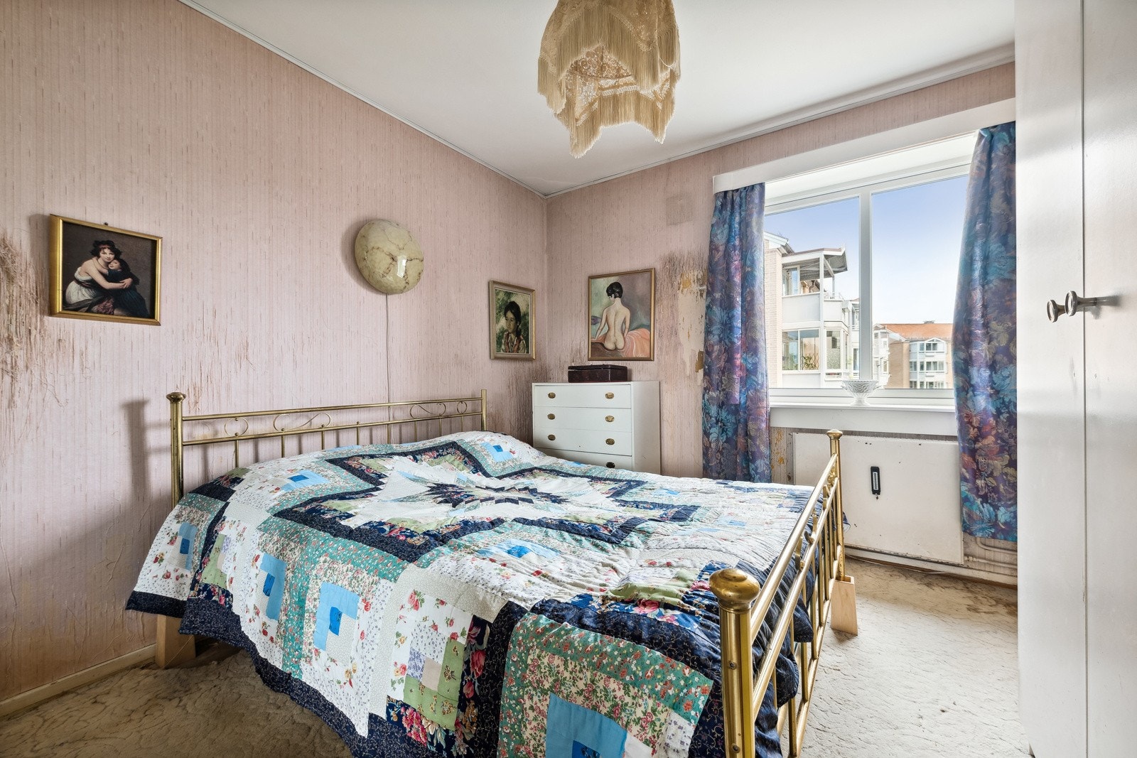 Fra soverommet er det tilgang til kott med mye lagringsplass. Galleribilde