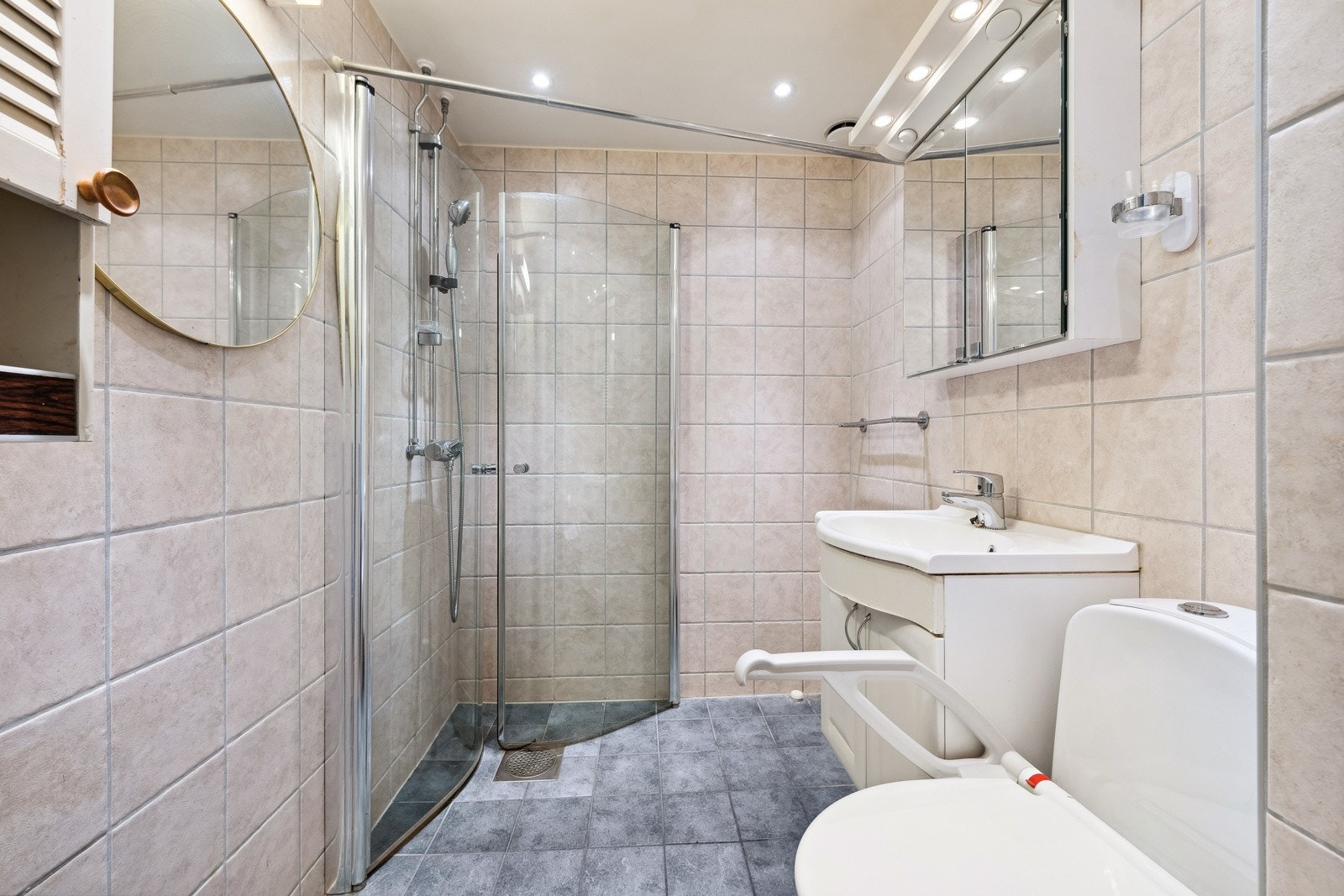 Romslig, flislagt bad med dusjplass med glassdører, servant m/over-og underskap og klosett. Downlights i taket. Det er gulvvarme på badet. Badet ble pusset opp i regi av borettslaget i 06/07. Galleribilde