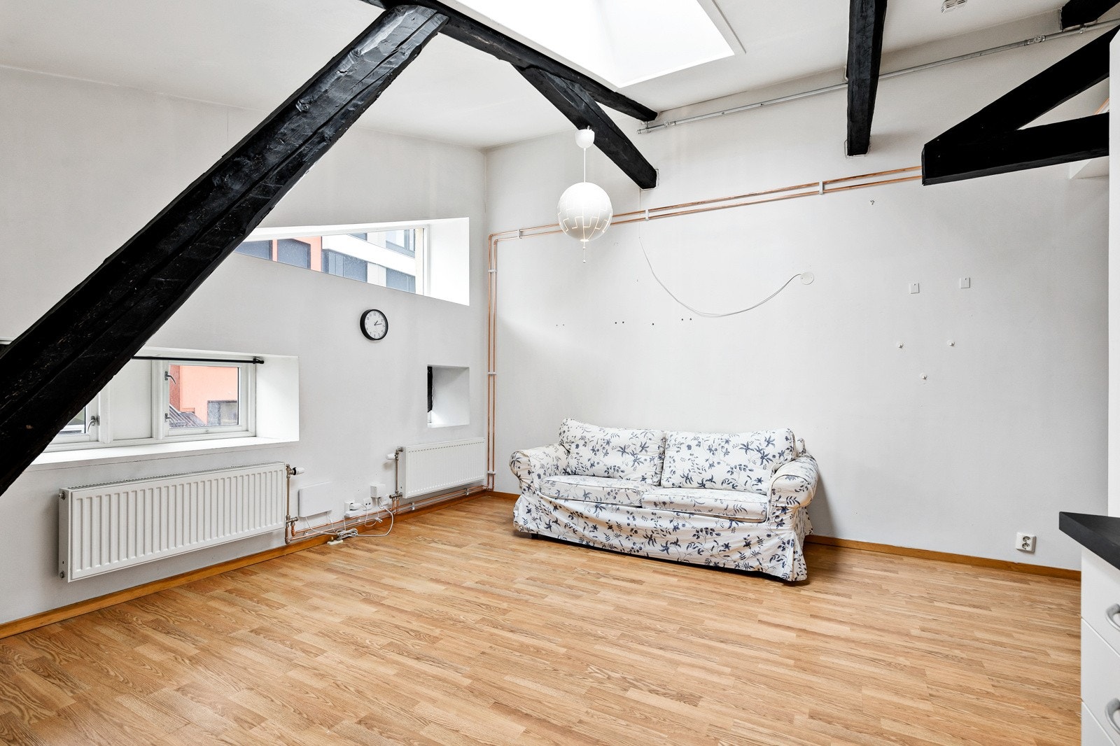 Takbjelker og takvindu gir rommet særpreg. Galleribilde