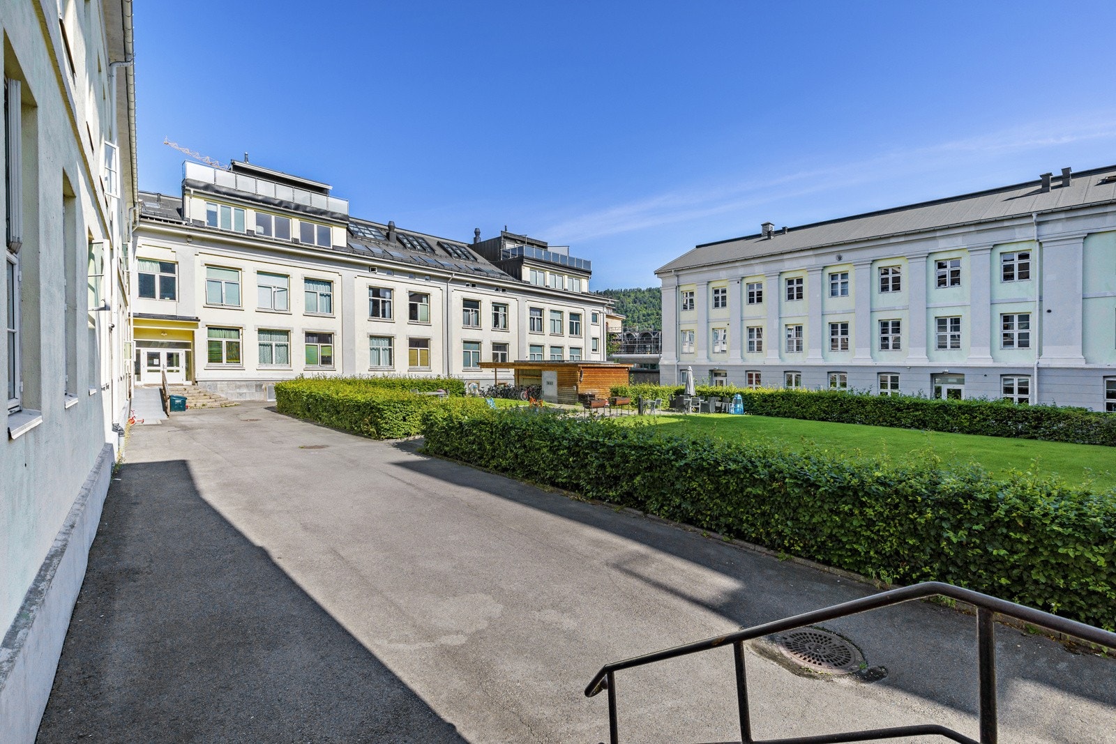 Leiligheten har tilgang til skjermet og lun oase midt i sentrum. Galleribilde