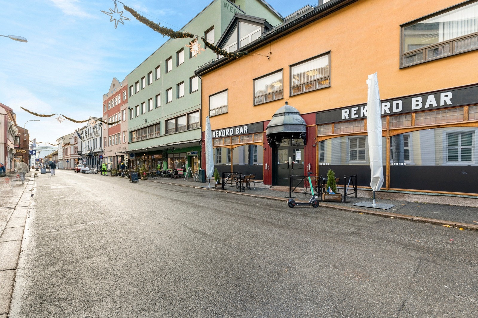 Leiligheten ligger midt i byen med kort vei til spisesteder, kafeer og utesteder. Galleribilde