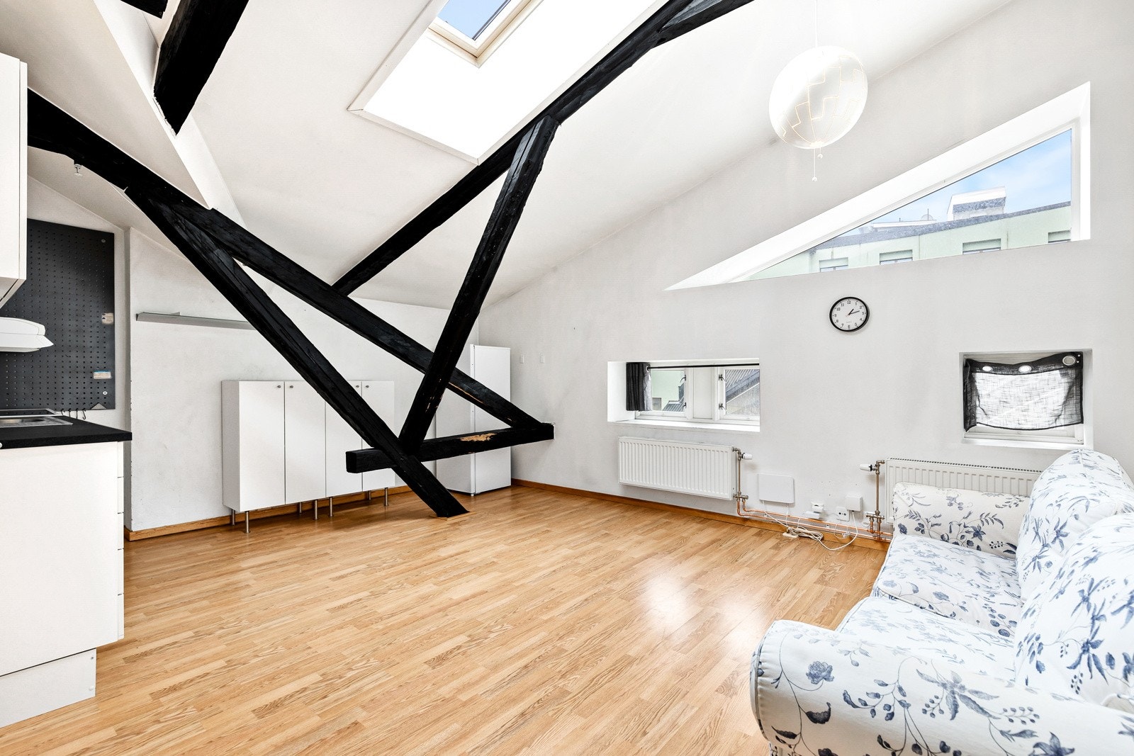 Leiligheten består av åpen stue- og kjøkkenløsning, hems og bad. Galleribilde