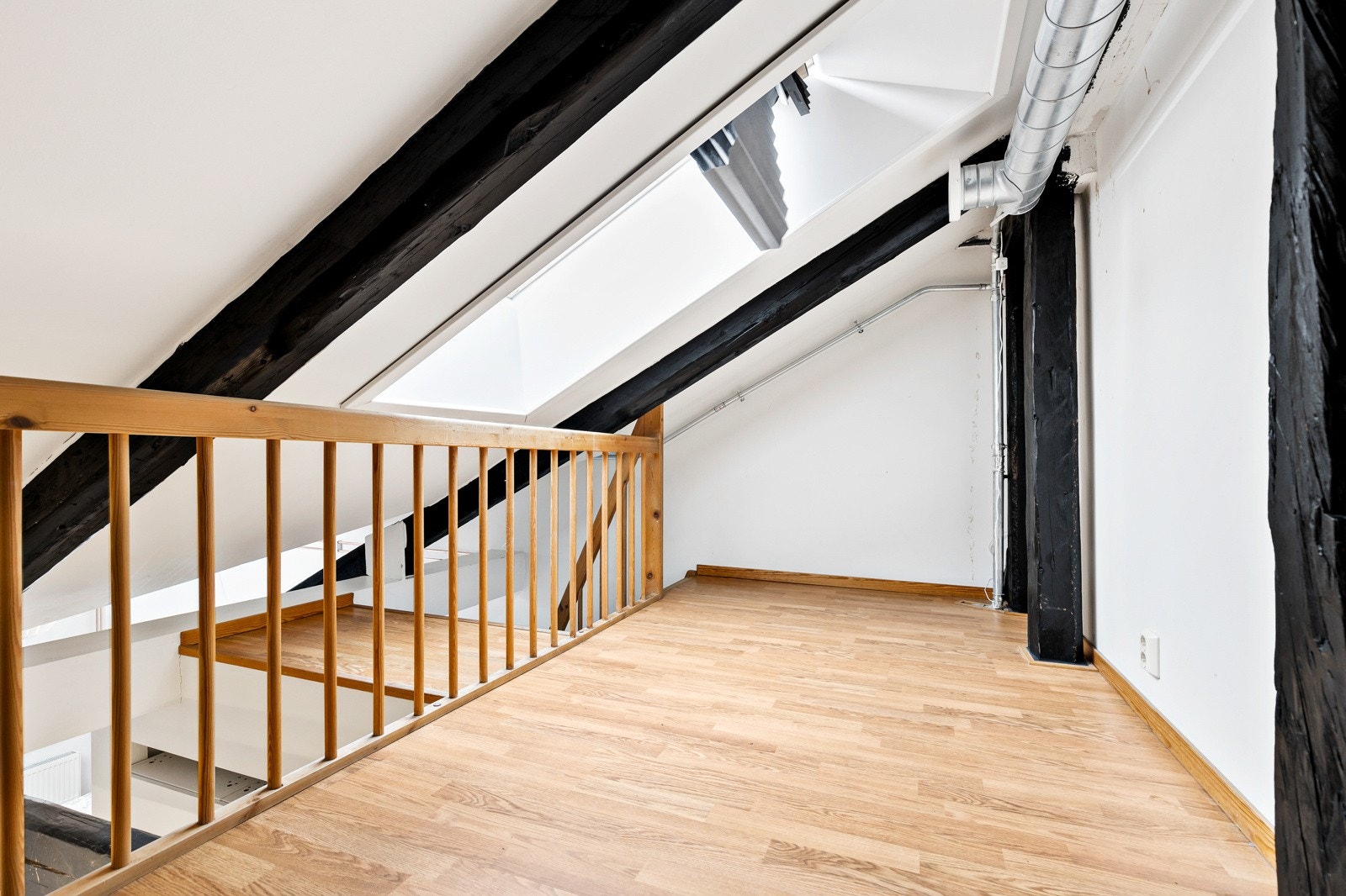 Her er det plass til seng og skrivebord. Galleribilde