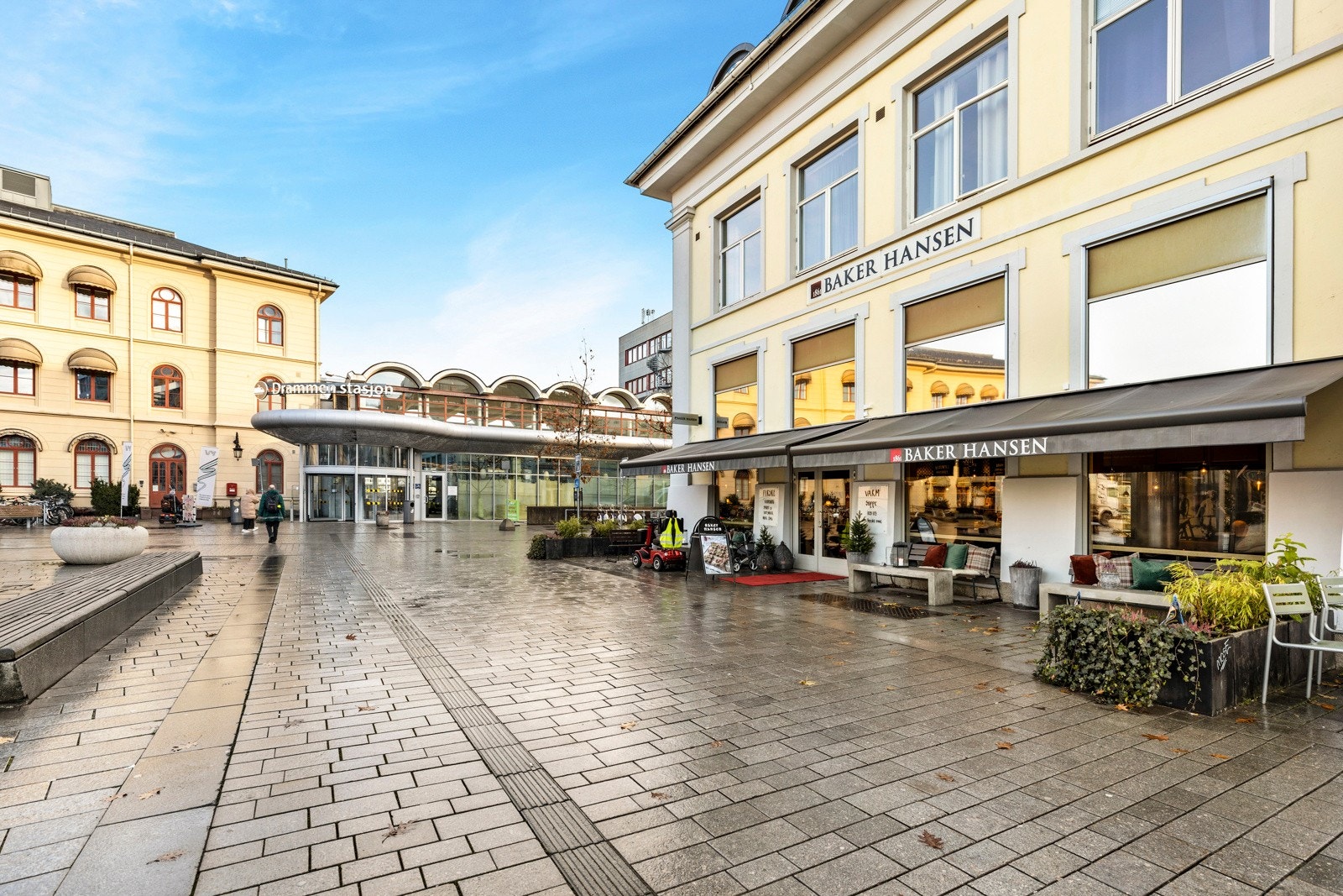 Leiligheten ligger et lite steinkast fra Drammen Stasjon og moderne servicetilbud. Galleribilde
