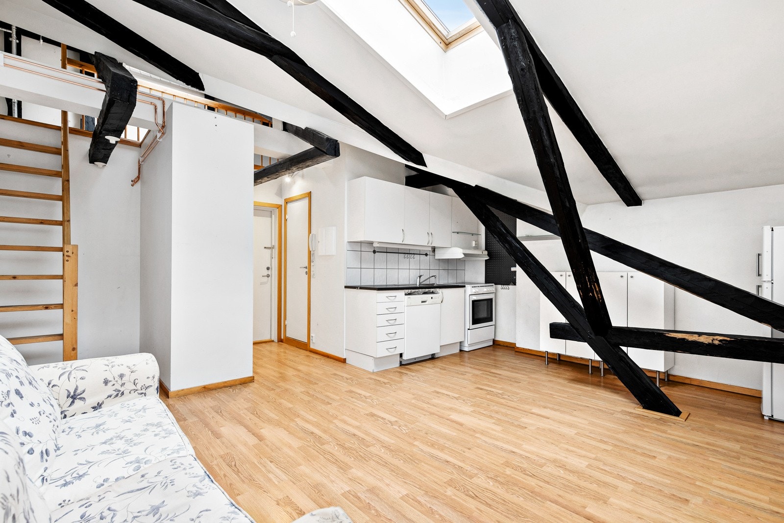 Bevaringsverdig bygg med sjarmerende arkitektur og generøs takhøyde i leiligheten. Galleribilde