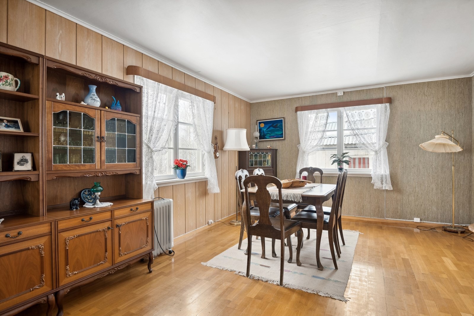 Hyggelig enebolig over 3 etasjer - romslig tomt - utsikt mot ...