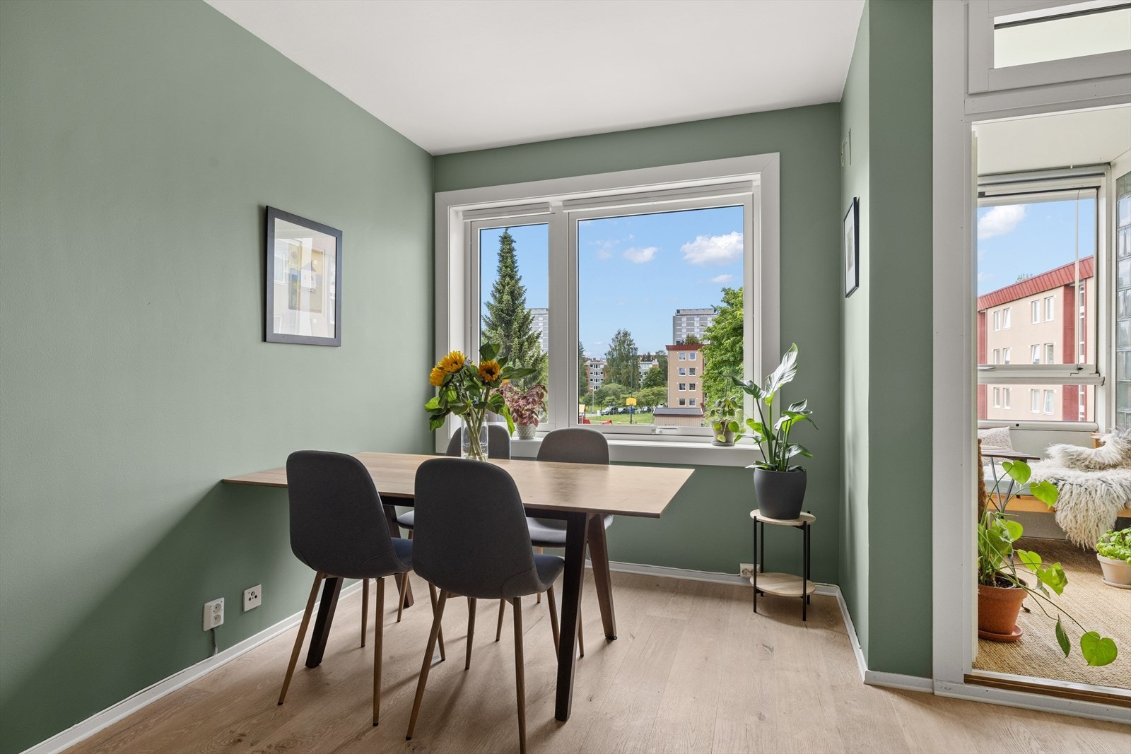 Stor og luftig stue med plass til flere sittegrupper og soner Galleribilde