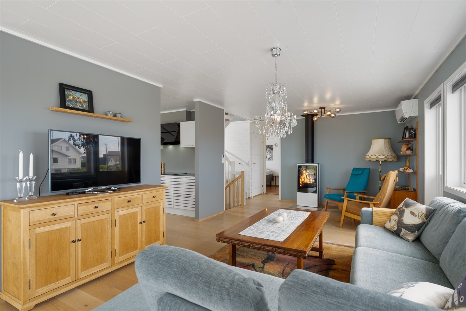 I stuen er det både varmepumpe og vedovn Galleribilde