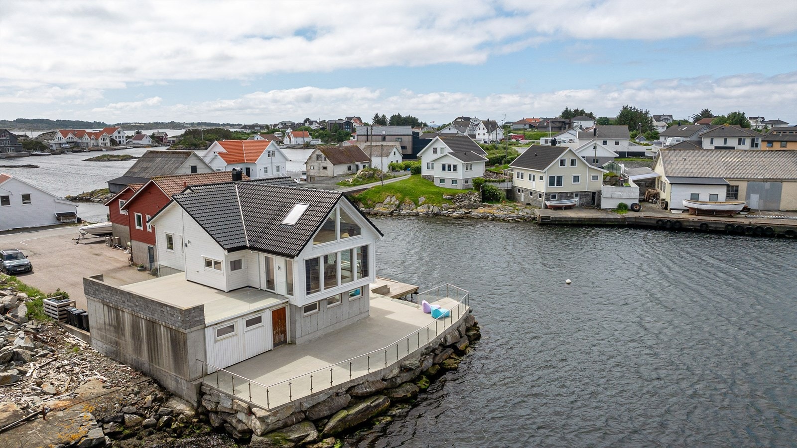 Det er laget stor betongplatting med glassrekkverk mot nord i 2016 Galleribilde