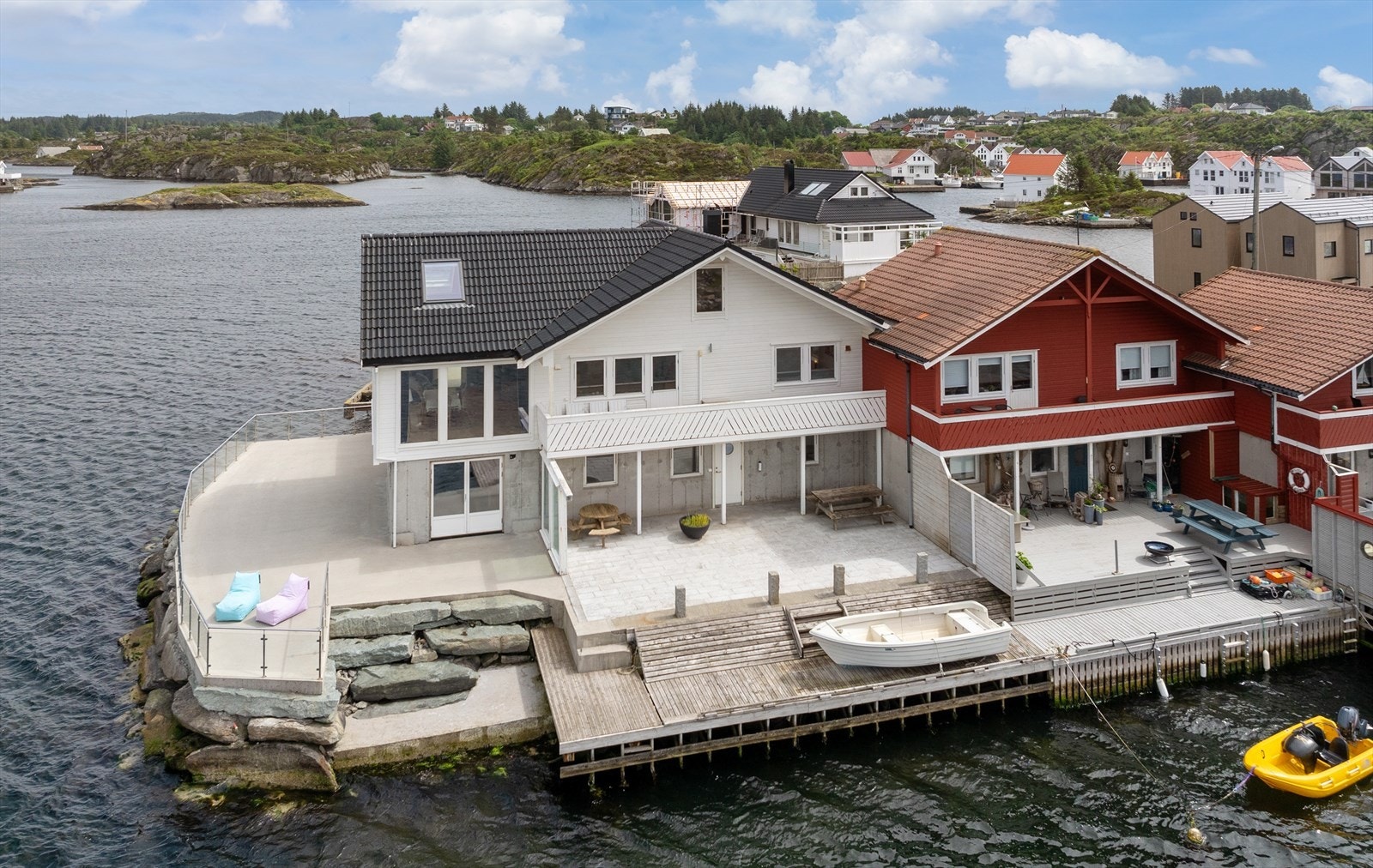 Eiendommen har herlige uteområder med masse boltreplass for hele familien Galleribilde
