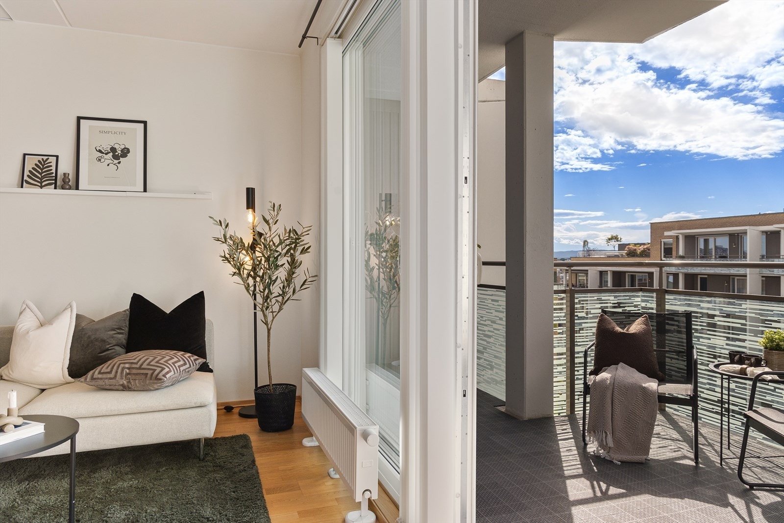 I enden av rommet er det utgang til en koselig balkong, som på sommerstid oppleves som en forlengelse av stuen. Galleribilde