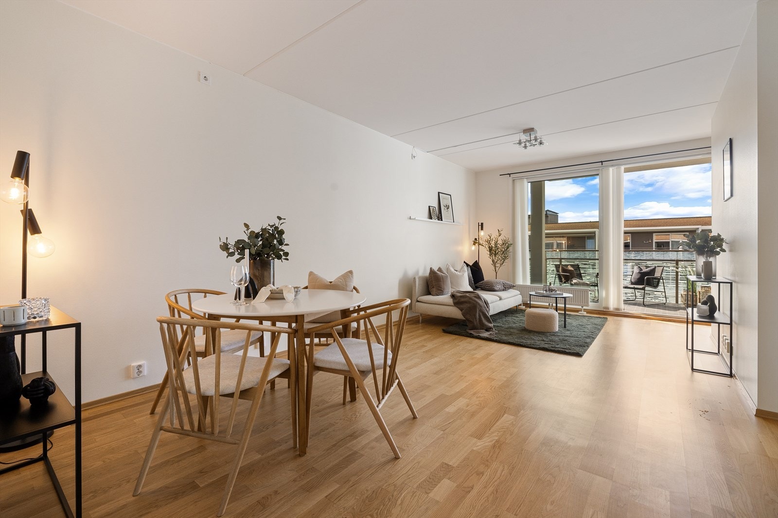 Stuen i leiligheten er romslig og flott opplyst med store vindusflater som gir rikelig med naturlig lys, og skaper en god atmosfære. Galleribilde