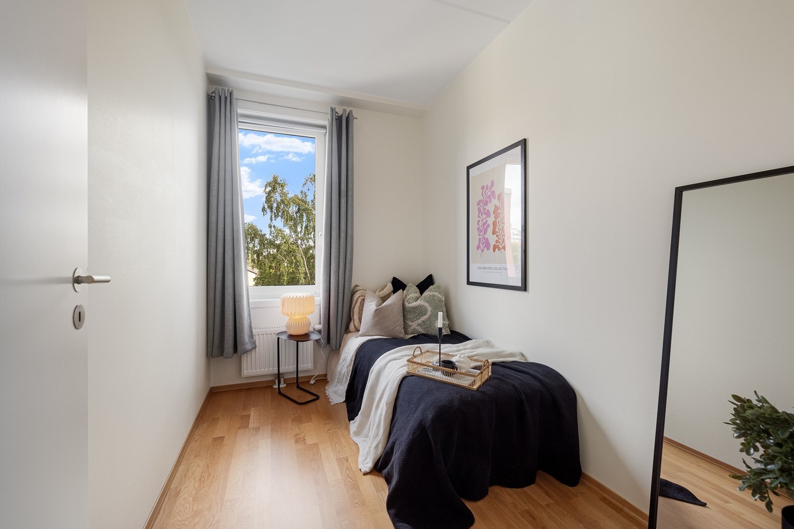 Det andre soverommet kan benyttes som leilighetens kontor, barnerom eller gjesterom etter ønskelig behov. Galleribilde