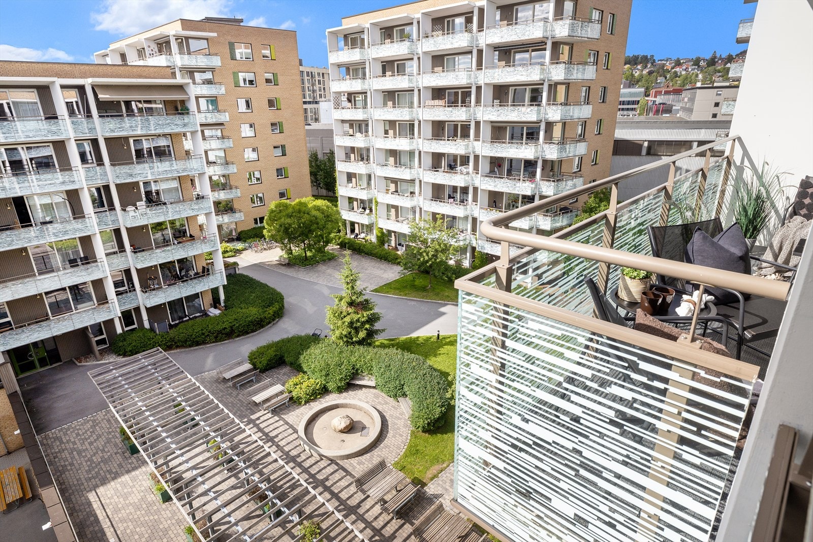 Leiligheten er beliggende i stille gate, og oppleves som svært skjermet fra trafikk og støy. Området er preget av store, grønne fellesarealer og parkområder. Området er derfor også svært barnevennlig. Galleribilde
