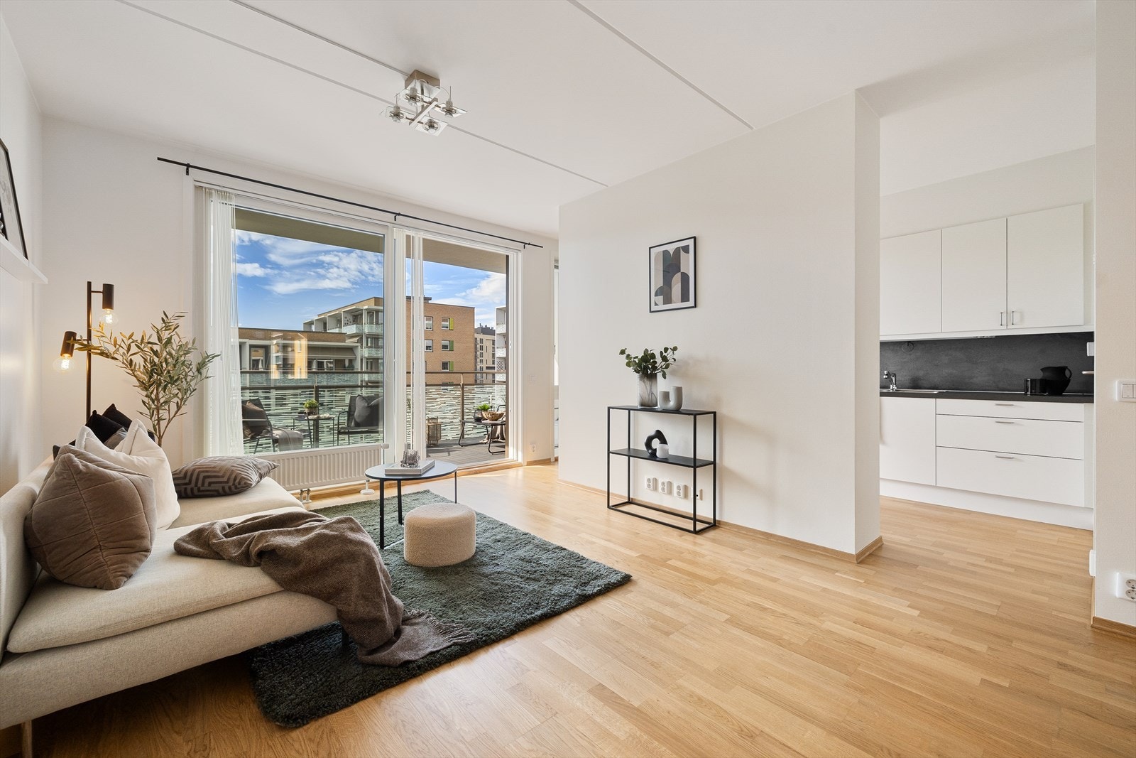 et er gode møbleringsmuligheter i stuen, med plass til sofamøbler med tilhørende stuebord, multimedia, spisegruppe og annet ønskelig møblement. Galleribilde