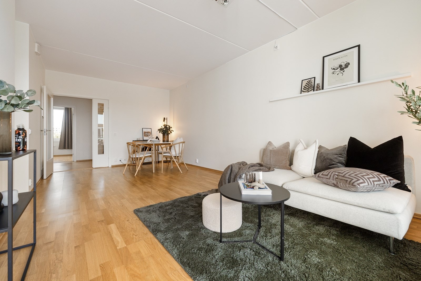 I stuen er det plass til et spisebord som gir mulighet for en naturlig og fin soneinndeling av oppholdsrommet. Galleribilde