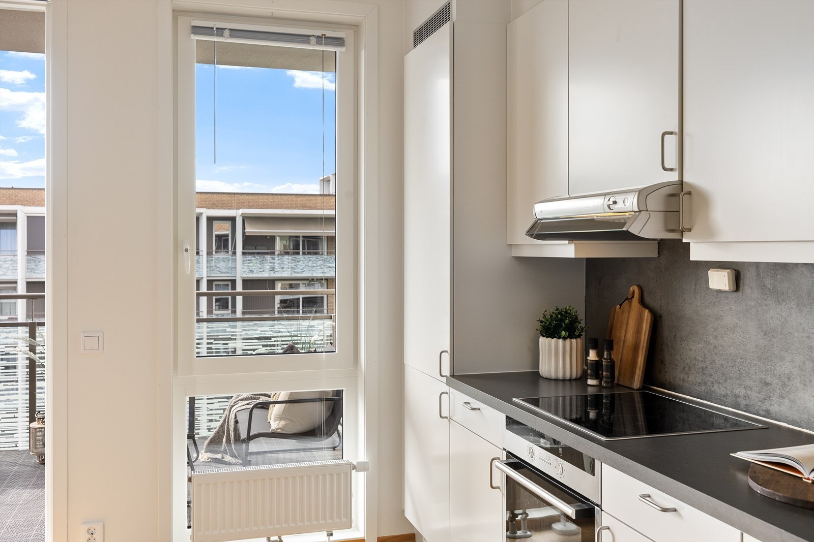 Pent HTH kjøkken fra byggeår med delvis åpen løsning mot stue. Galleribilde