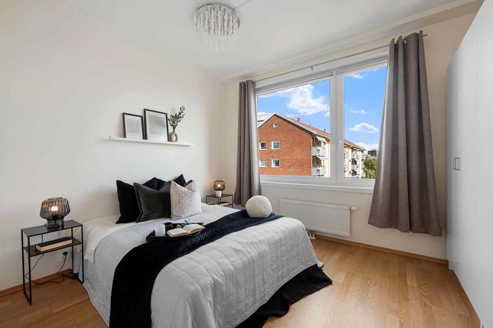 Hovedsoverommet er romslig med god plass til dobbeltseng og nattbord, samt innredet garderobeløsning langs den ene veggen. Galleribilde