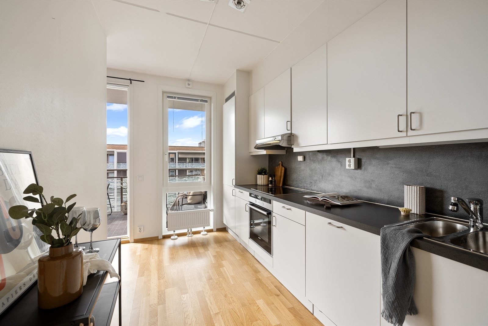 jøkkeninnredningen har glatte fronter og her er det rikelig med benkeplass samt gode oppbevaringsmuligheter i over- og underskap. Galleribilde