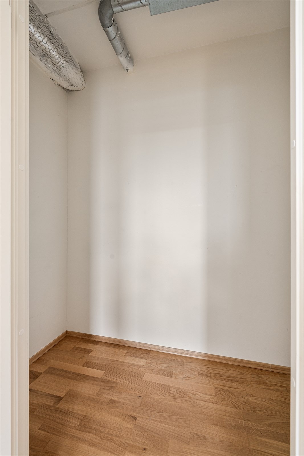 Ved siden av kjøkkenet er det praktisk bod med god plass til oppbevaring. Galleribilde