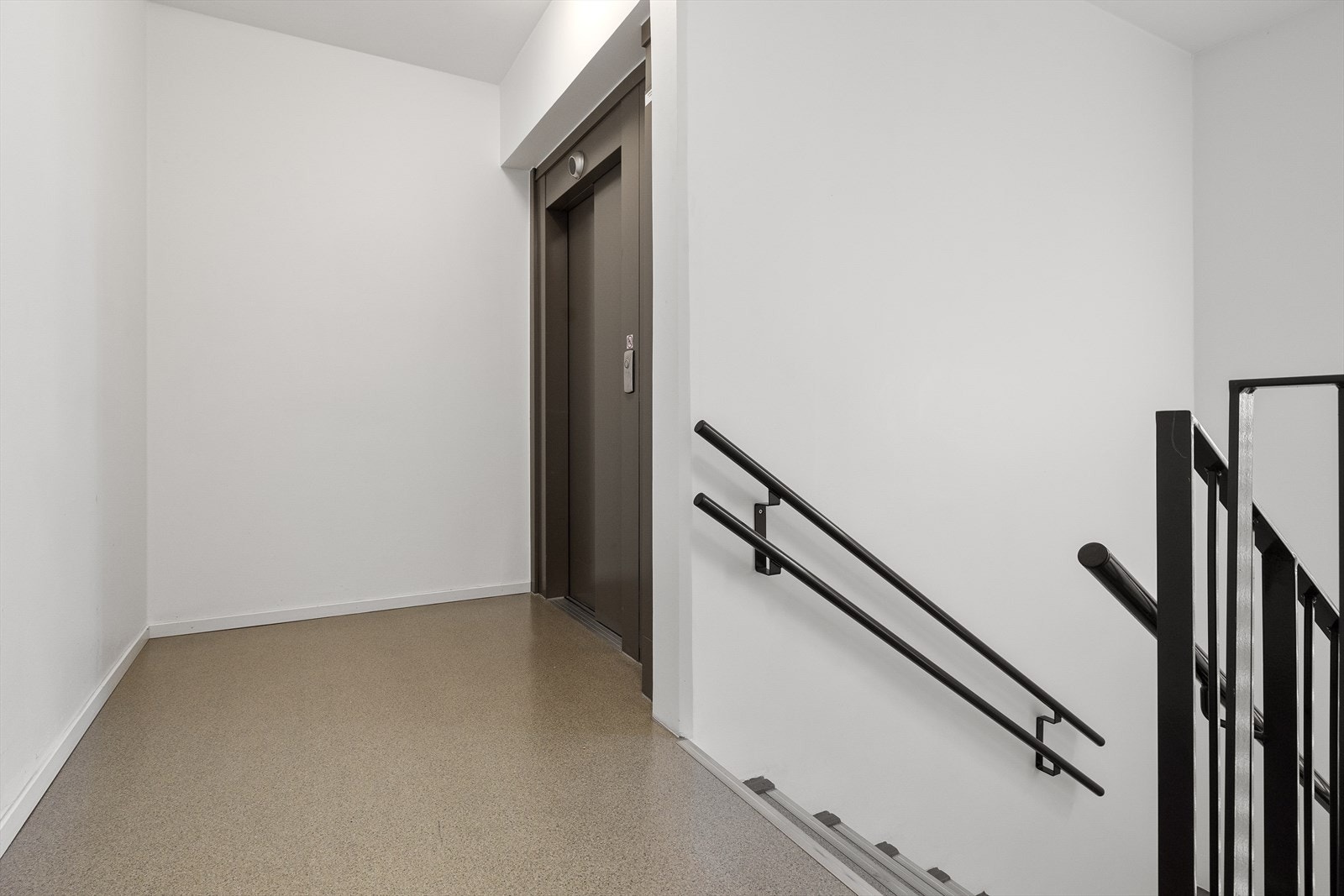 Heis direkte ned til parkeringskjelleren. Galleribilde