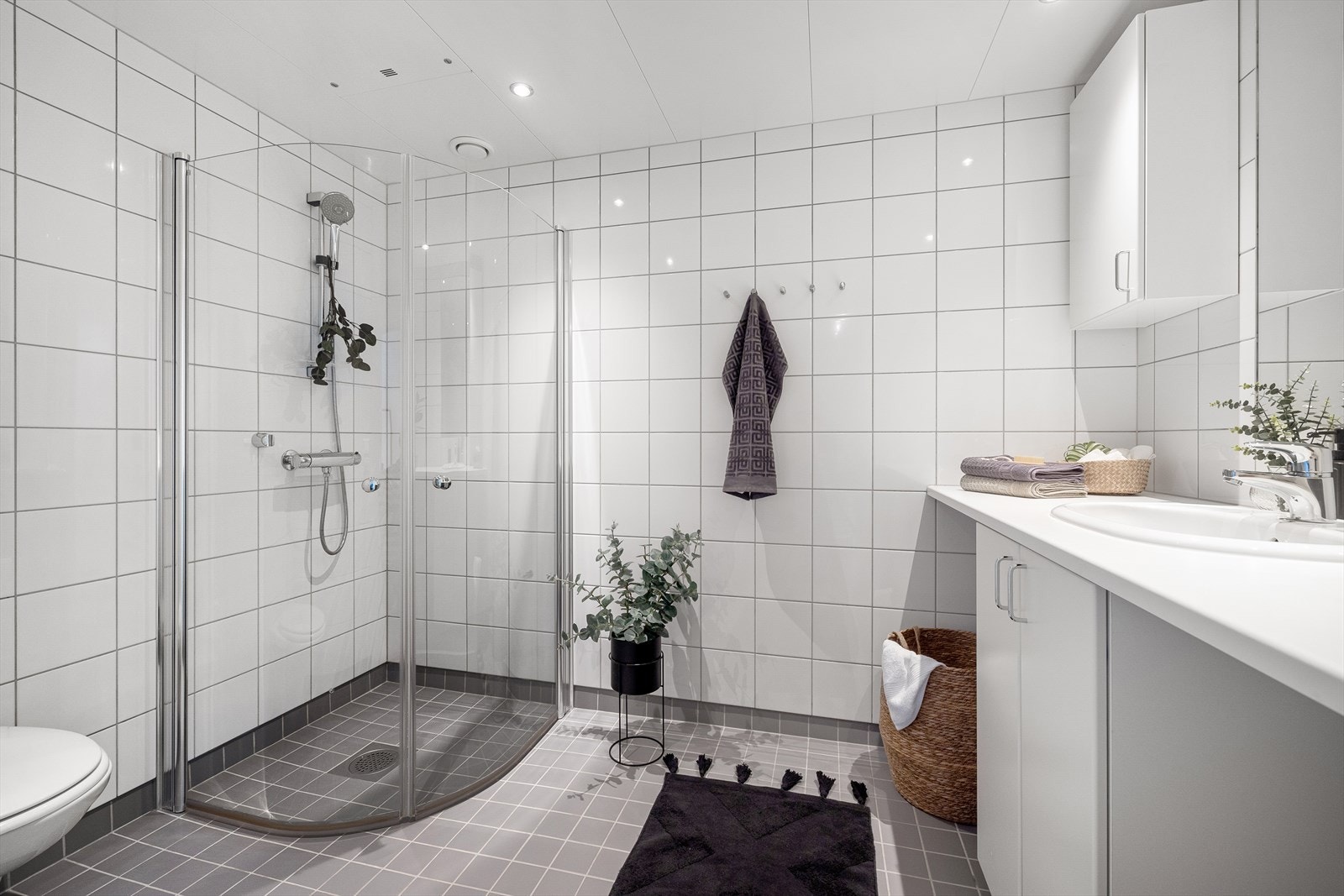 Romslig flislagt bad med elektriske varmekabler. Galleribilde