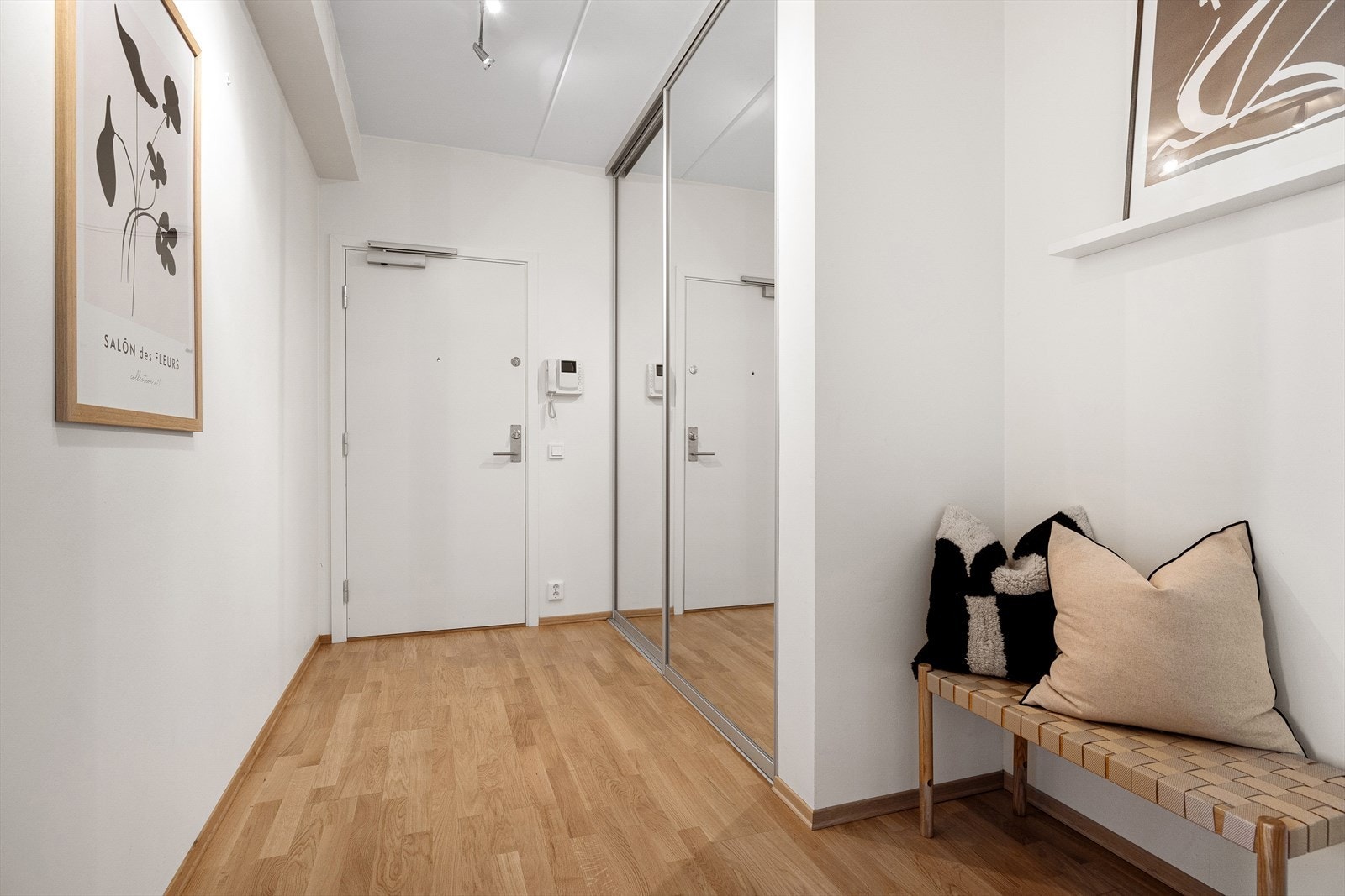 Det er brann- og lydklassifisert entrédør samt calling til hoveddøren på vegg. Galleribilde