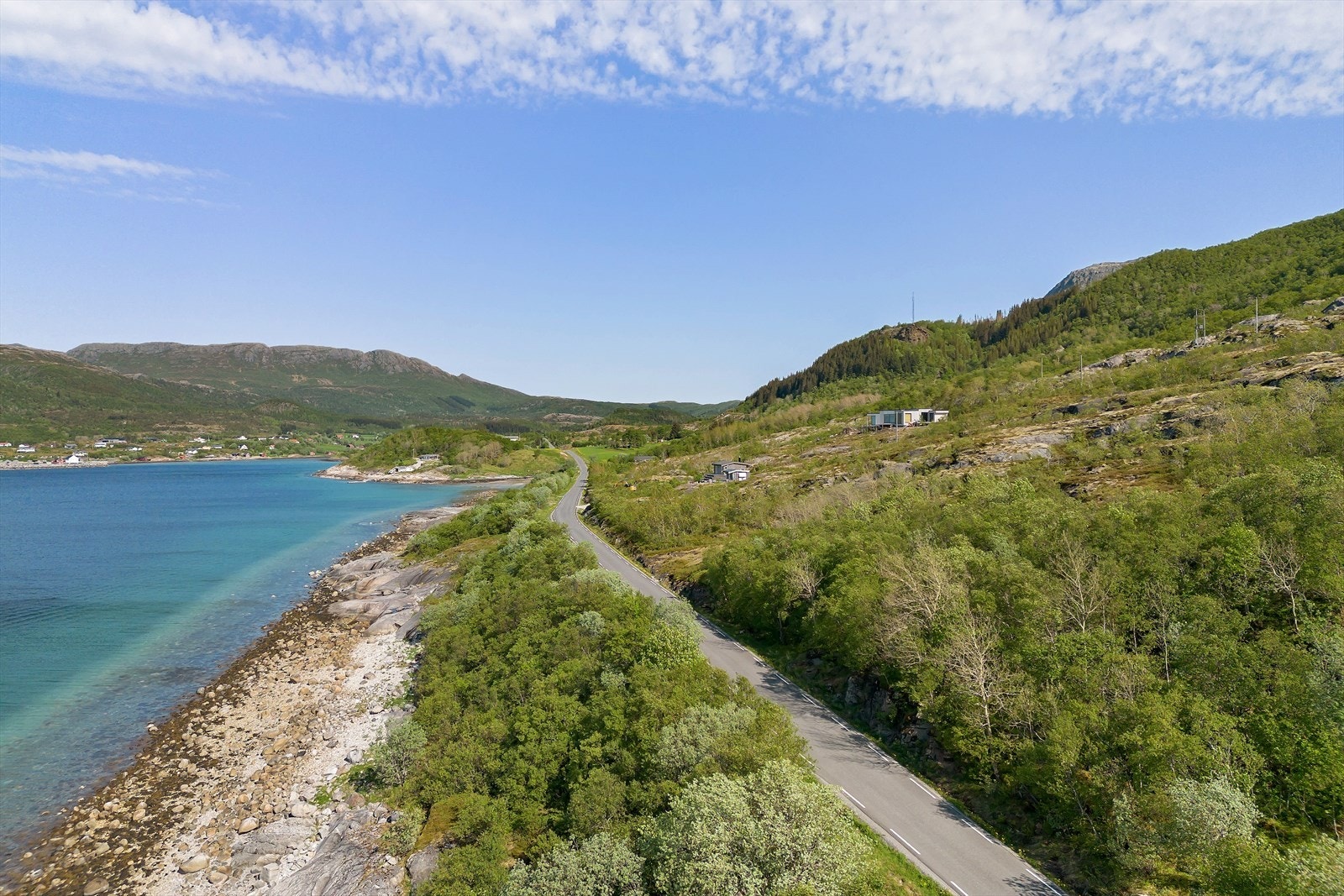 Meget attraktivt og vakkert område med hundrevis av holmer, fiskevær og øyer som kan nås via sjøveien. Tonnes som
ligger 10,5 mil vest for Mo i Rana er knutepunkt for hurtigbåtene som går i Lurøy havnebasseng og mellom Sandnessjøen og Bodø. Galleribilde