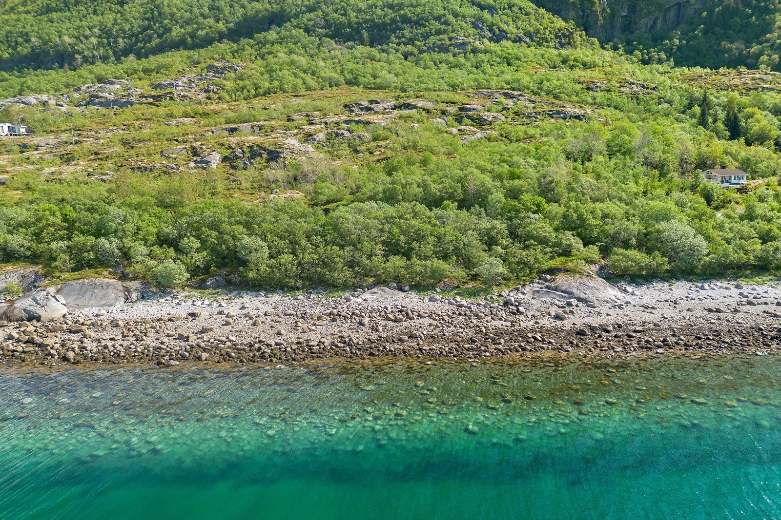 Det er dagligvarebutikker både i Kvina og på Tonnes. På Tonnes er det også Oskarbrygga restaurant og både hurtigbåtkai og ny fergekai som bringer deg ut i Lurøy/ Rødøybassenget eller du vil ta en vakker dagstur med Nexen til Bodø. Galleribilde