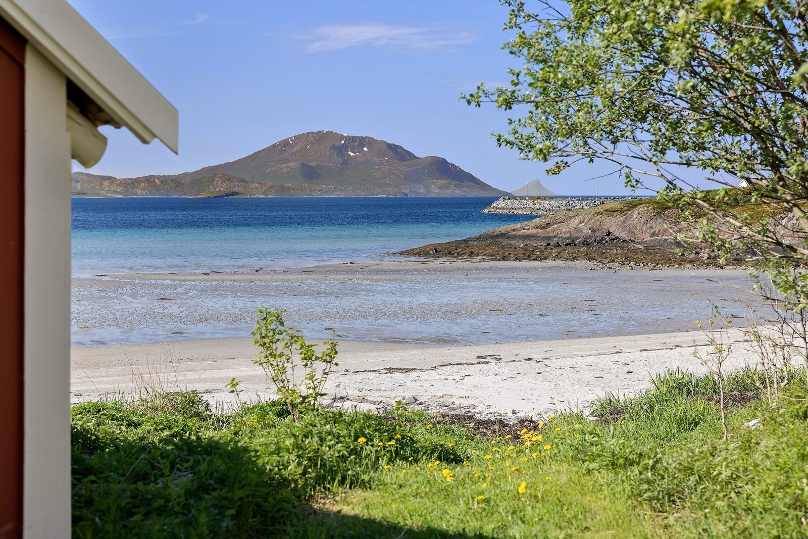 Badestranden på Arnsand er finkornet og langgrunn - perfekt for trygg lek i badekanten for barna. Stranden ligger midt mellom stedets 2 småbåthavner. Galleribilde