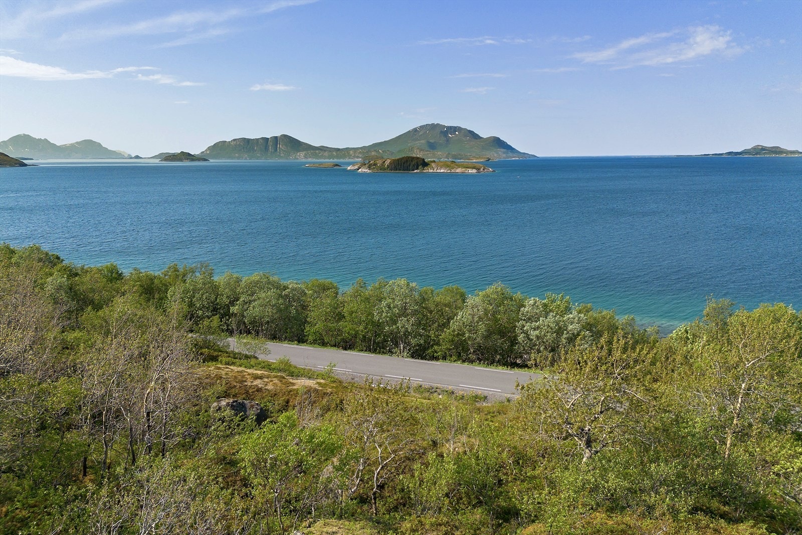 Utsikt ut mot Kvarøya, Hestmannen, Lurøya samt omkring-liggende fjordområder herav skipsleie gjennom Stigfjorden. Galleribilde